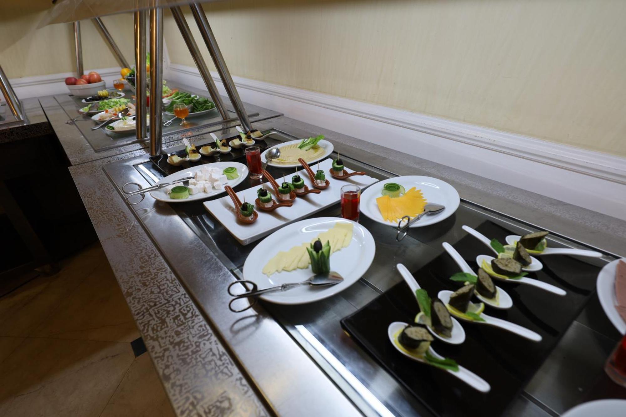 ハビタット ホテル オール スイーツ アル コバール アル・コバール エクステリア 写真 A buffet at a hotel